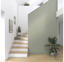 Heller Flur mit Treppe, Holzstufen, Wandpaneelen und Zimmerpflanzen