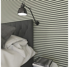 Schlafzimmerszene mit Bett, Wandleuchte und horizontaler Wandpaneele