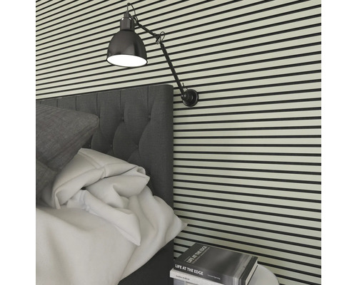 Schlafzimmerszene mit Bett, Wandleuchte und horizontaler Wandpaneele