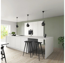 Moderne Küche mit Kücheninsel, Barhockern und Pendelleuchten