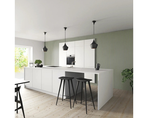 Moderne Küche mit Kücheninsel, Barhockern und Pendelleuchten