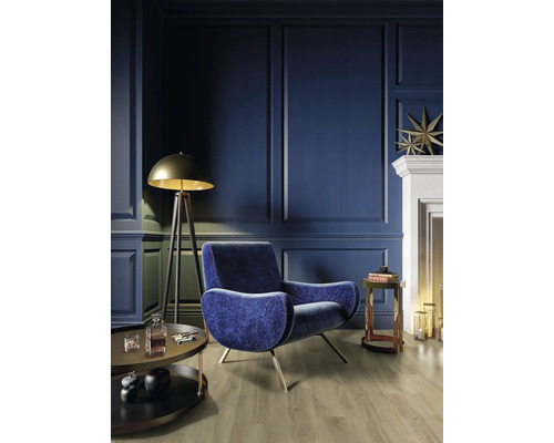 Innenraum mit Sessel, Stehlampe, Couchtischen und Kamin