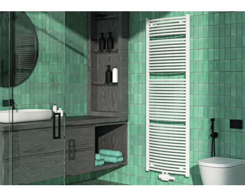 Rotheigner Badheizkörper SWING-M 1810x595 mm weiß mit Mittelanschluß Badezimmer mit Waschtisch, Spiegel, Handtuchwärmer und Toilette vor grün gefliester Wand