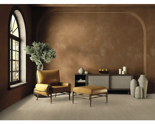 Wohnzimmer mit Sessel, Fußhocker und Sideboard in rustikalem Design