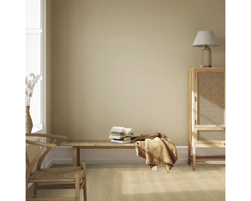 Interieuransicht mit Sitzbank, Büchern, Decke, Schrank und Lampe