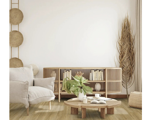 Wohnzimmer mit Sessel, Holztisch, Bücherregal und Dekorationen in hellem und freundlichem Design