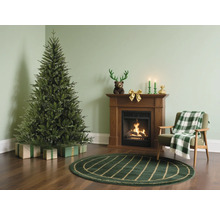 Weihnachtsszene mit Weihnachtsbaum, Geschenken, Kamin und Sessel
