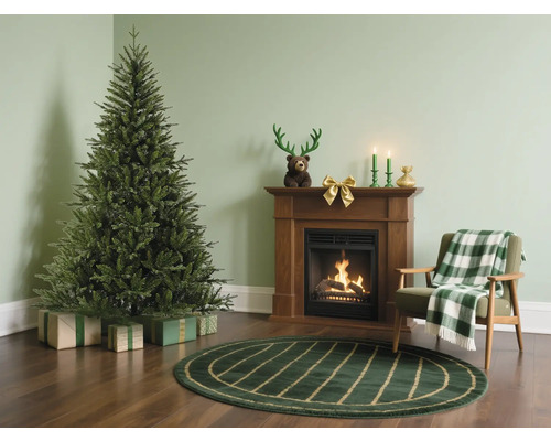 Weihnachtsszene mit Weihnachtsbaum, Geschenken, Kamin und Sessel