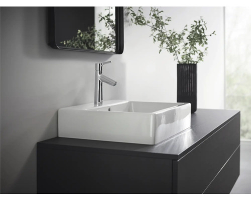 Modernes Badezimmer mit Aufsatzwaschbecken, Armatur, Spiegel und Unterschrank