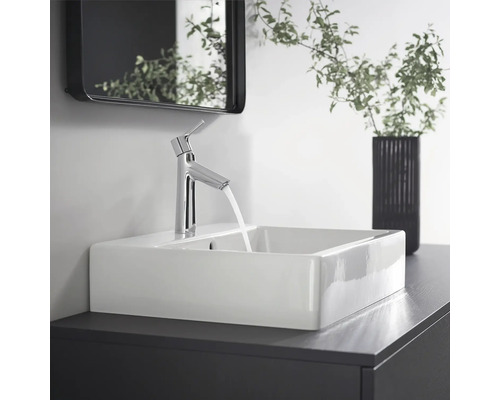 Modernes Badezimmer mit rechteckigem Aufsatzwaschbecken, Armatur und Spiegel