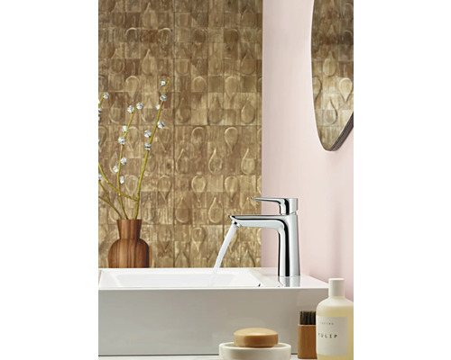 Badezimmer Waschbecken mit Armatur und Dekoration