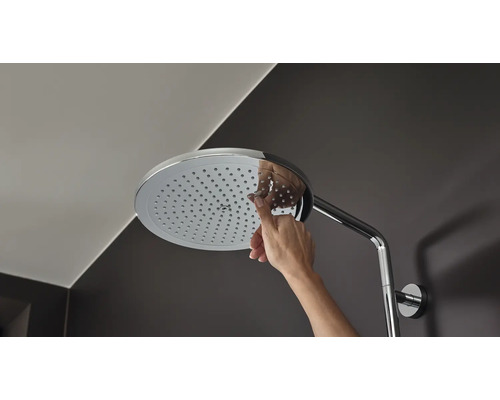 Aufputz-Kopfbrause mit Hand unter der Dusche