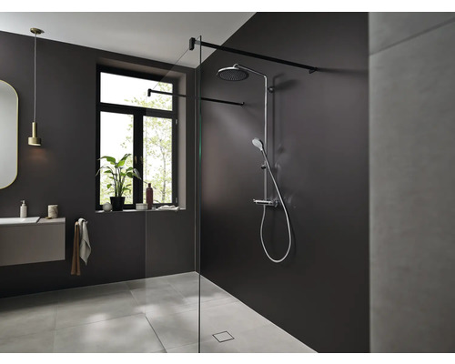 Badezimmer mit Glasdusche, Duscharmatur, Waschbecken und Fenster
