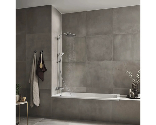 Modernes Badezimmer mit grauen Fliesen, Badewanne und Duscharmatur