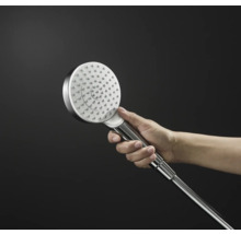 Handbrause aus Metall in der Hand gehalten