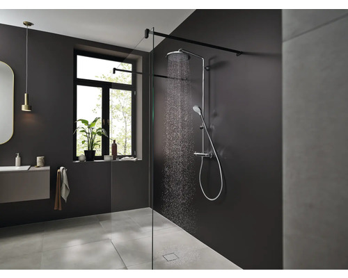 Badezimmer mit Dusche, Duscharmatur und Duschabtrennung aus Glas
