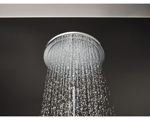 Regendusche mit fließendem Wasser