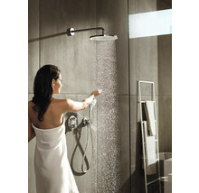 Frau unter Dusche mit Kopfbrause, Handbrause und Brausethermostat