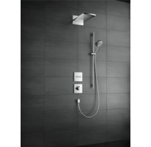 Duschsystem mit Kopfbrause, Handbrause und Bedienelementen an einer grauen Wand