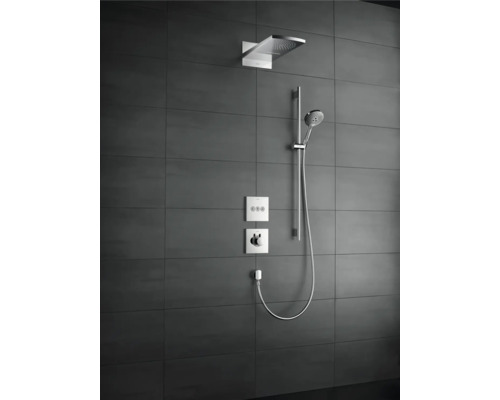 Duschsystem mit Kopfbrause, Handbrause und Bedienelementen an einer grauen Wand