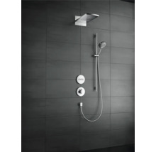 Duschsystem mit Kopfbrause, Handbrause und Bedienelementen an einer dunklen Wand