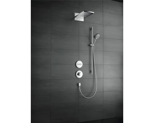 Duschsystem mit Kopfbrause, Handbrause und Bedienelementen an einer dunklen Wand