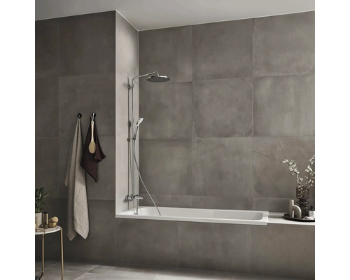 Modernes Badezimmer mit Badewanne, Duscharmatur und grauen Fliesen