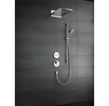 Duschsystem mit Kopfbrause, Handbrause und Bedienelementen an dunkler Wand