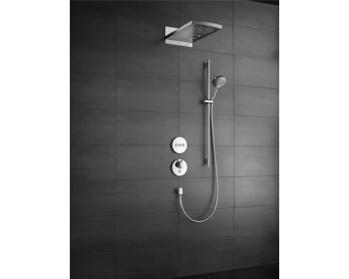 Duschsystem mit Kopfbrause, Handbrause und Bedienelementen an dunkler Wand