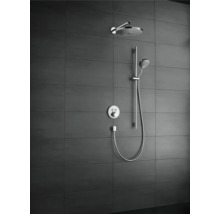 Duschsystem mit Kopfbrause und Handbrause an einer grauen Wand