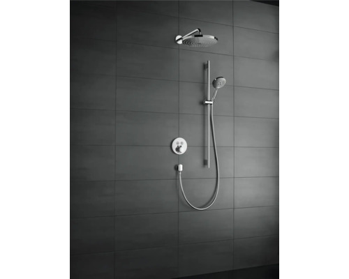 Duschsystem mit Kopfbrause und Handbrause an einer grauen Wand