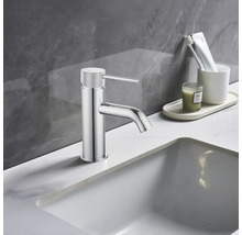 Waschtischarmatur im Badezimmer mit Waschbecken und Accessoires