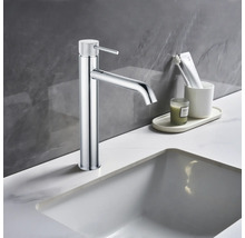 Hoher Waschtischmischer aus Metall an einem Waschbecken