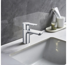 Glänzender Wasserhahn am Waschbecken im Badezimmer.