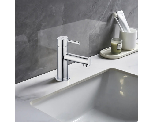 Glänzende Armatur auf einem Waschbecken im Badezimmer