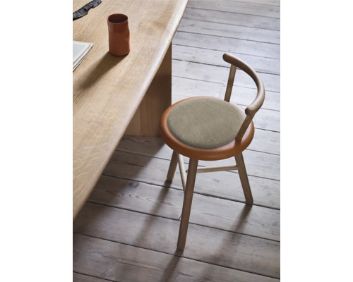 Holzstuhl mit gepolsterter Sitzfläche an einem Holztisch