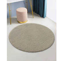 Runder Teppich neben Hocker und Tisch