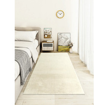 Beige Teppich in einem Schlafzimmer mit Bett und Nachttisch
