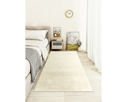 Beige Teppich in einem Schlafzimmer mit Bett und Nachttisch