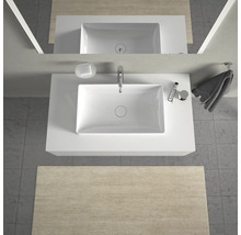 Aufsicht eines Badezimmers mit Waschbecken, Armatur, Seife und Handtuch