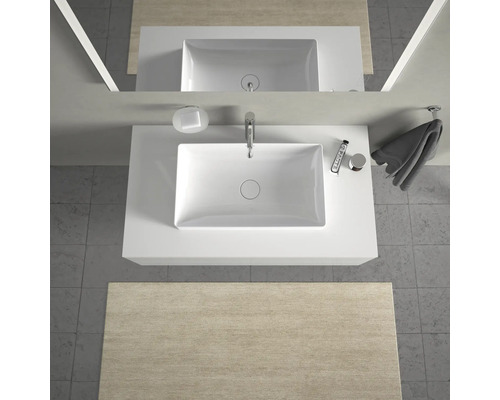 Aufsicht eines Badezimmers mit Waschbecken, Armatur, Seife und Handtuch