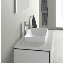 Modernes Badezimmer mit Aufsatzwaschbecken, Armatur und Handtuch