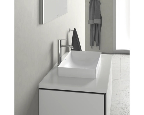 Modernes Badezimmer mit Aufsatzwaschbecken, Armatur und Handtuch