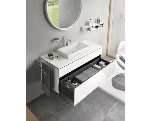 Modernes Badezimmer mit Waschbecken, Spiegel, Schublade und Handtuchhalter