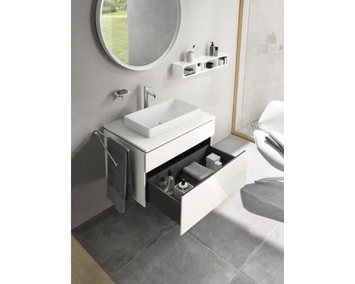 Modernes Badezimmer mit Waschbecken, Spiegel, Regal und offenem Schubladenelement.
