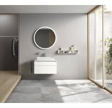 Modernes Badezimmer mit Waschtisch, Spiegel mit Beleuchtung und Regalen.