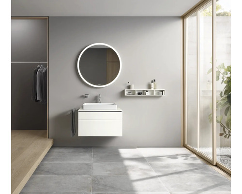 Modernes Badezimmer mit Waschtisch, Spiegel mit Beleuchtung und Regalen.