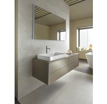Modernes Badezimmer mit Waschbecken, Unterschrank und Spiegel