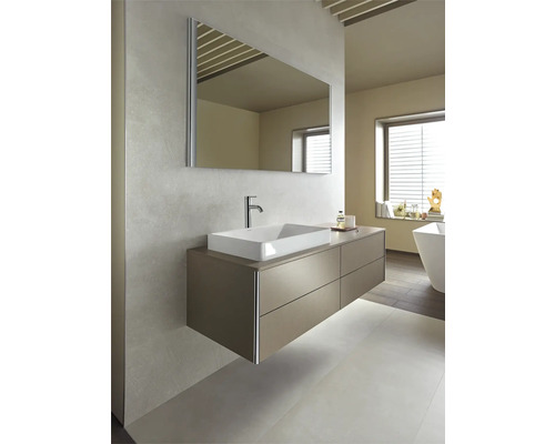Modernes Badezimmer mit Waschbecken, Unterschrank und Spiegel