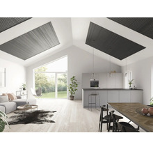 Helles Wohnzimmer mit Deckenelementen, moderner Einrichtung und grossen Fenstern